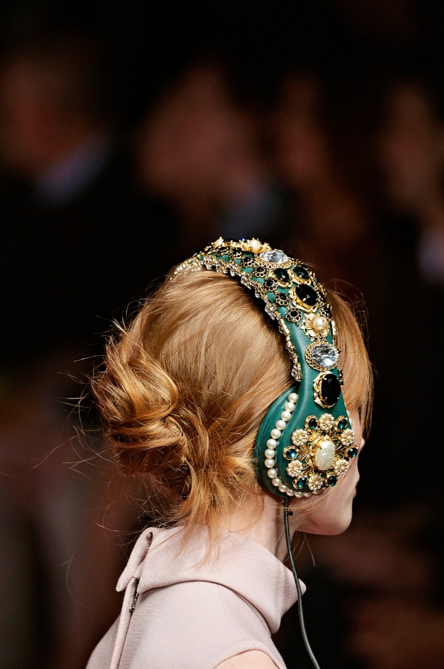 15-04/10/dolce-and-gabbana-fall-2015-headphones-2