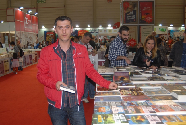 15-04/20/sosyal-medya-fenomeni-ucar-kitaplardan-ayrilamadi_9485_dhaphoto3