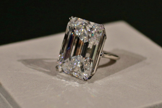 15-04/22/100-kiratlik-elmas-yuzuk-221-milyon-dolara-satildi_6111_dhaphoto1