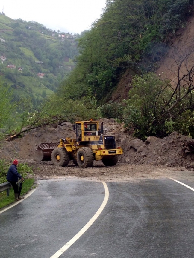 15-04/22/rizede-heyelan-karayolunu-ulasima-kapatti_1344_dhaphoto2