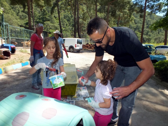 15-05/04/hayvanseverler-barinagi-rengarenk-boyadi_8937_dhaphoto4