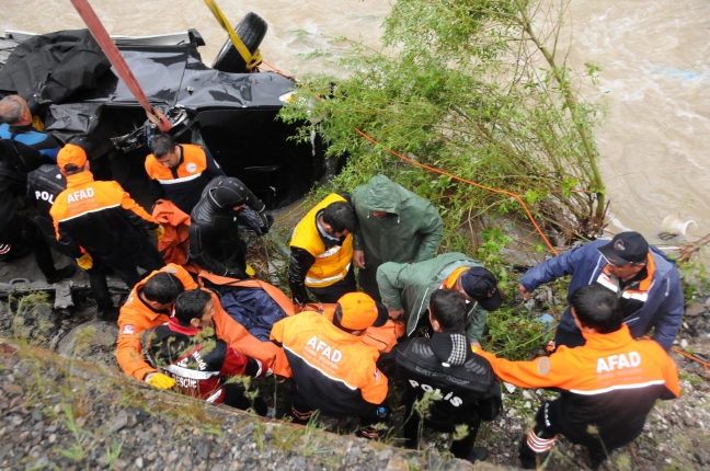 15-05/05/zapa-ucan-kamyonet-ve-icindeki-5-kisinin-cesetleri-bulundu_9434_dhaphoto4