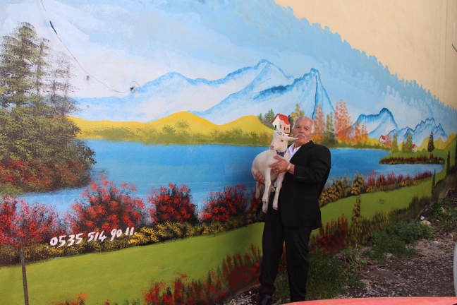 15-05/10/biberonla-besledigi-kuzu-yanindan-ayrilmiyor_4452_dhaphoto4