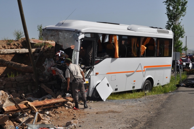 15-05/19/midibus-devrildi-1-ogretmen-oldu-15-ogrenci-yarali_6226_dhaphoto5