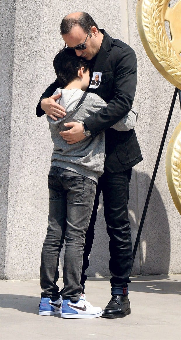 15-05/21/tolga-cevik-babasina-veda-etti-1178641