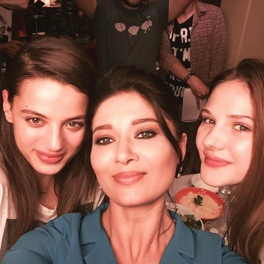 15-05/22/nurgul-yesilcay-yetenekli-meslektaslarim-benimle-gurur-duyuyorum-sizinle-1