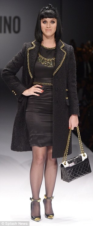 15-06/11/katy-perry-moschino-2