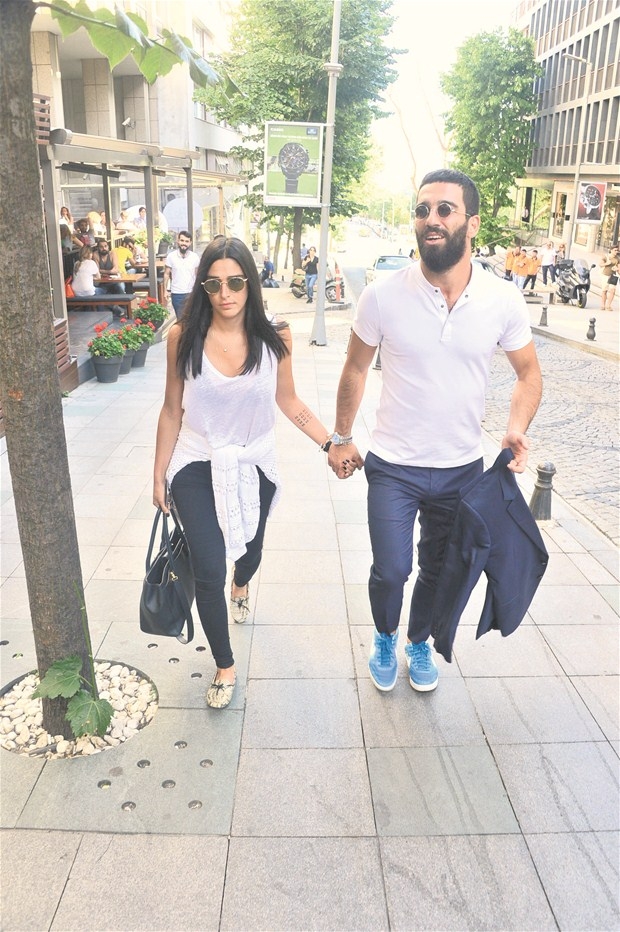 15-06/15/arda-turan-ile-aslihan-ilk-kez-el-ele-1213271