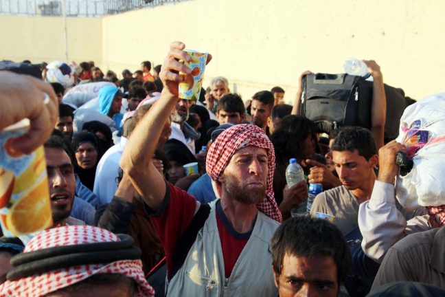 15-06/15/sinirda-hem-gelmek-isteyen-hem-gitmek-isteyenler-bekliyor-5-_3817_dhaphoto2