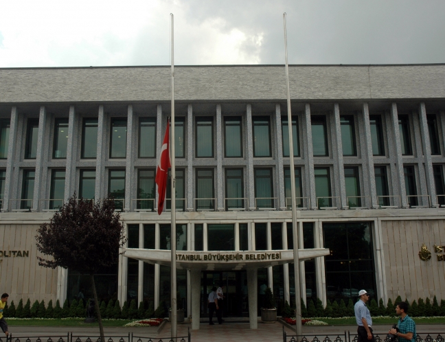 15-06/17/-ibbdeki-turk-bayraklari-yariya-indirildi_1124_dhaphoto3