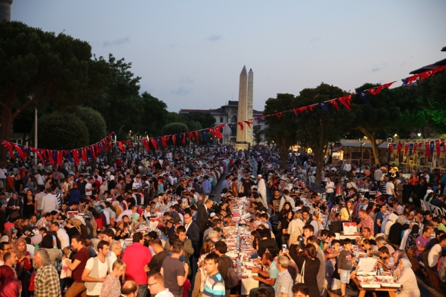 15-06/17/2-sultanahmet-meydani-iftar-1