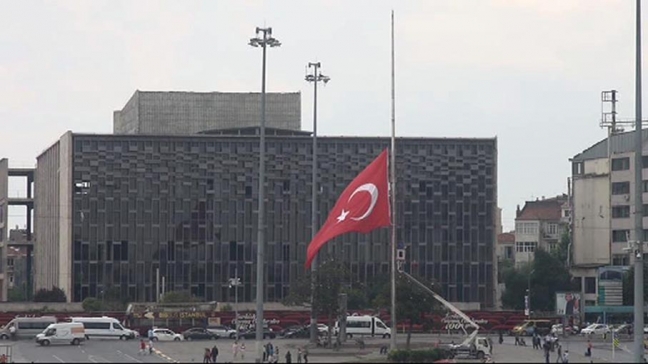 15-06/17/taksimdeki-dev-turk-bayragi-yariya-indirildi_1003_dhaphoto3-1434543522