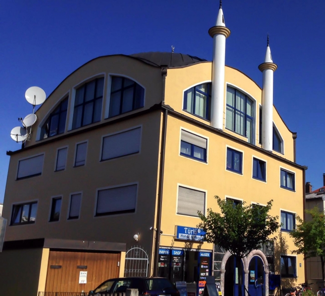 15-06/25/munihte-bir-turk-camisine-kundaklama-girisimi_7353_dhaphoto1