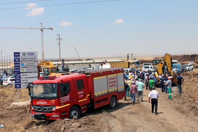 15-07/13/diyarbakirda-fidan-diken-hdpli-milletvekili-ve-baskanlara-tasli-saldiri_5114_dhaphoto11