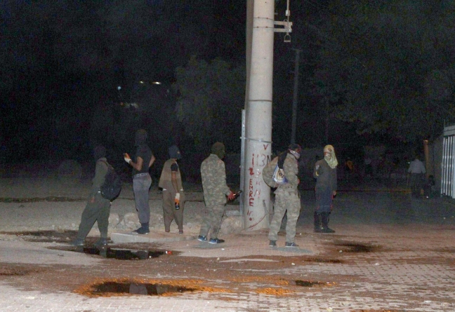 15-07/13/ydg-h-eyleminde-kalasnikofla-acilan-atesle-1-polis-yaralandi_7207_dhaphoto16