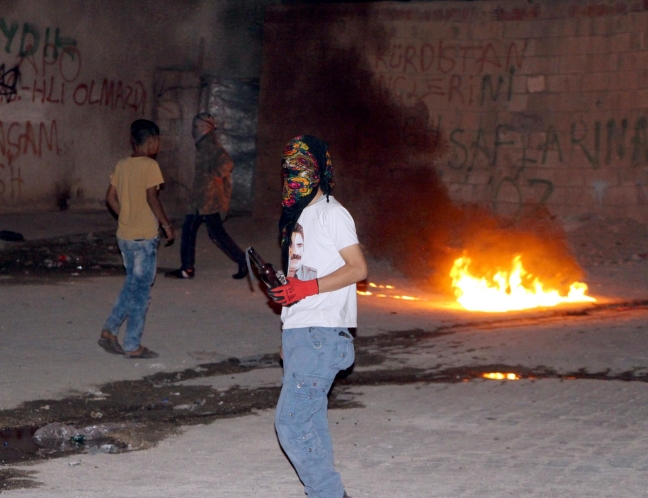 15-07/13/ydg-h-eyleminde-kalasnikofla-acilan-atesle-1-polis-yaralandi_7207_dhaphoto5