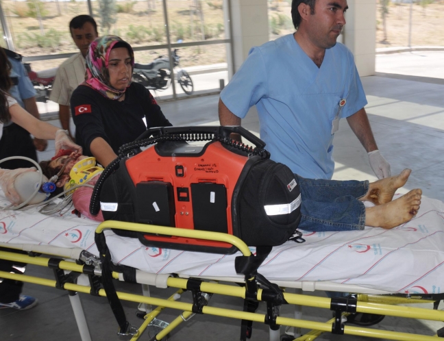 15-07/16/yarali-kizini-motosikletle-ambulansa-yetistirmeye-calisti-ama-kurtaramadi-_9099_dhaphoto1-1437049742