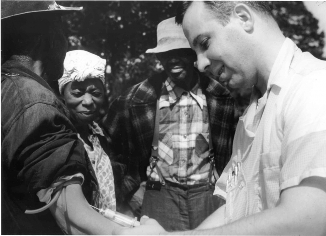 15-08/09/tuskegee-syphilis-study_doctor-injecting-subject