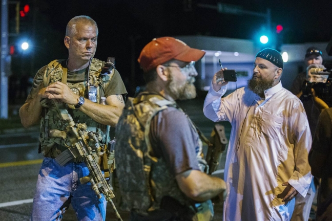 15-08/11/150811-oath-keepers-ferguson-jpo-503a_5d2d4f5f83b686d149ccbef923f9db74nbcnews-ux-2880-1000