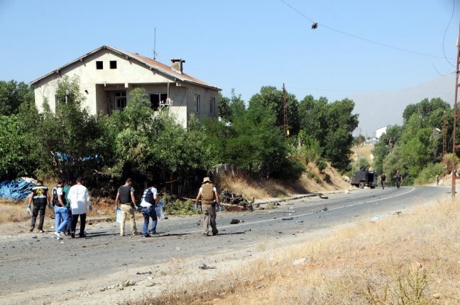 15-08/12/ovacikta-polise-bomba-yuklu-aracli-saldiri-1-yarali-2-_3934_dhaphoto1