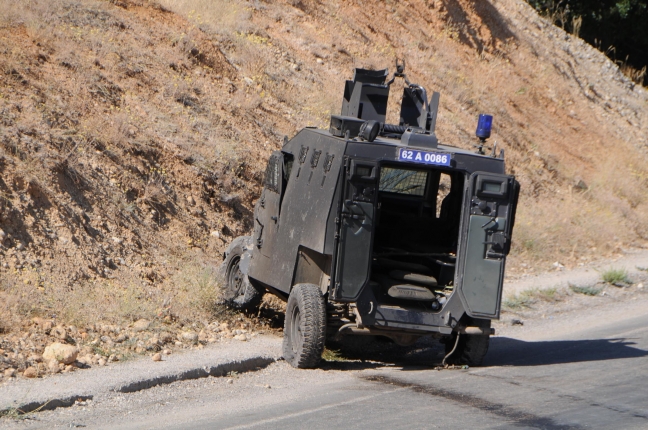 15-08/12/ovacikta-polise-bomba-yuklu-aracli-saldiri-1-yarali-2-_3934_dhaphoto5