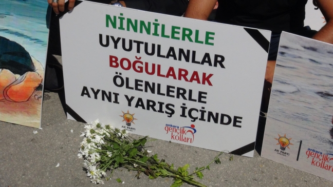 15-09/03/bm-binasi-onunde-aylan-kurdi-protestosu_8047_dhaphoto2