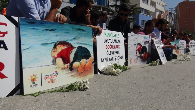 15-09/03/bm-binasi-onunde-aylan-kurdi-protestosu_8047_dhaphoto5