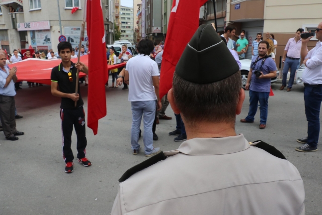 15-09/08/gonullu-asker-olmak-icin-askerlik-subesine-dilekce-verdiler_2098_dhaphoto3