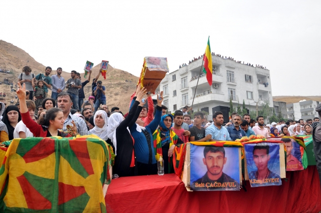 15-09/13/cizredeki-olaylar-sirasinda-olenlerden-16-kisi-topraga-verildi_5690_dhaphoto1