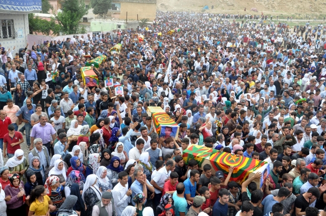 15-09/13/cizredeki-olaylar-sirasinda-olenlerden-16-kisi-topraga-verildi_5690_dhaphoto23