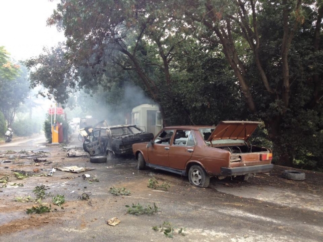 15-09/14/araclarin-yandigi-film-sahnesinde-mahalleli-validebag-yaniyor-diye-evlerinden-cikti_5397_dhaphoto1