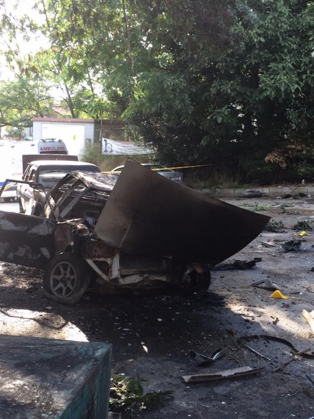 15-09/14/araclarin-yandigi-film-sahnesinde-mahalleli-validebag-yaniyor-diye-evlerinden-cikti_5397_dhaphoto3