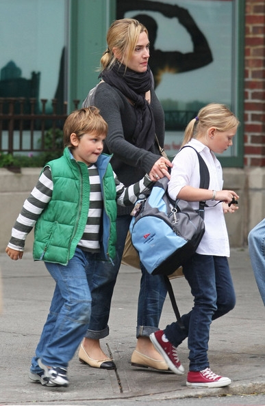 15-10/06/kate-winslet-mia-threapleton-kate-winslet-xyrsao8genql