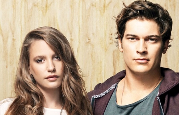 15-10/16/cagatay-ulusoy-ve-serenay-sarikaya-birlikte-mi-04112013114428