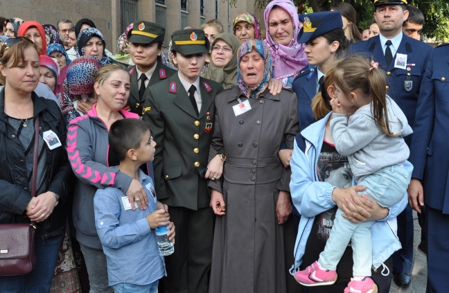 15-10/18/daglica-sehidi-astsubay-topsakaloglu-eskisehirde-gozyaslariyla-ugurlandi_9585_dhaphoto11