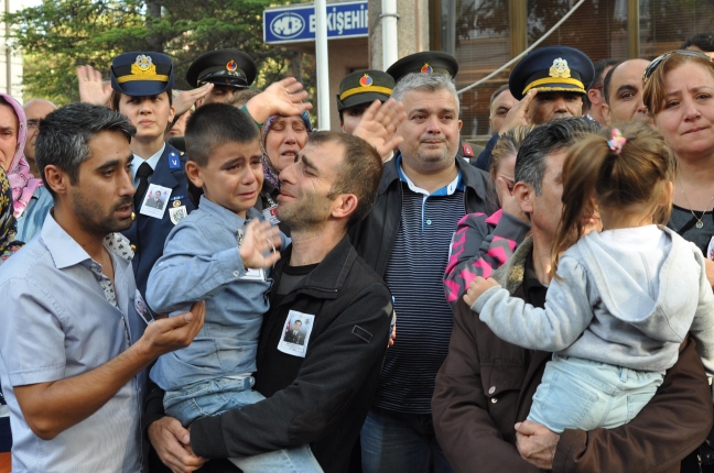 15-10/18/daglica-sehidi-astsubay-topsakaloglu-eskisehirde-gozyaslariyla-ugurlandi_9585_dhaphoto13