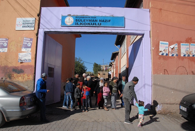 15-11/01/guneydoguda-hendek-ve-barikatlar-arasinda-sakin-secim_9728_dhaphoto12