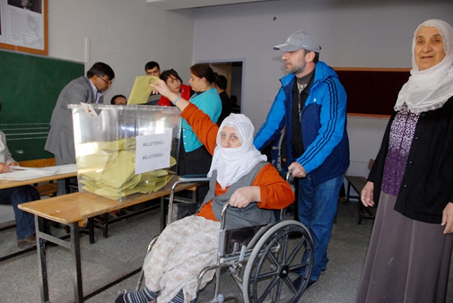 15-11/01/guneydoguda-hendek-ve-barikatlar-arasinda-sakin-secim_9728_dhaphoto15