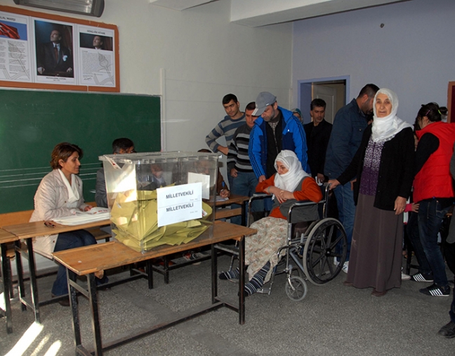 15-11/01/guneydoguda-hendek-ve-barikatlar-arasinda-sakin-secim_9728_dhaphoto17