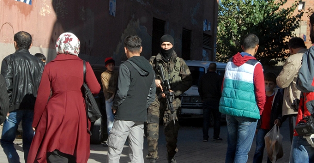 15-11/01/guneydoguda-hendek-ve-barikatlar-arasinda-sakin-secim_9728_dhaphoto2