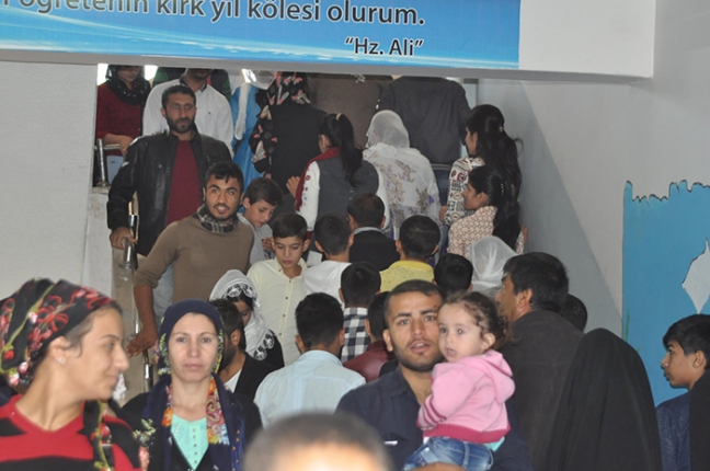 15-11/01/guneydoguda-hendek-ve-barikatlar-arasinda-sakin-secim_9728_dhaphoto22