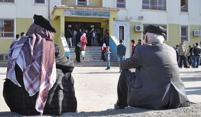 15-11/01/guneydoguda-hendek-ve-barikatlar-arasinda-sakin-secim_9728_dhaphoto23