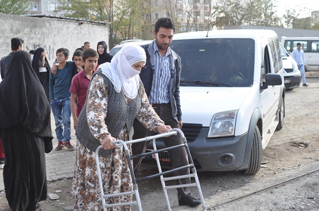 15-11/01/guneydoguda-hendek-ve-barikatlar-arasinda-sakin-secim_9728_dhaphoto25