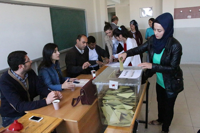 15-11/01/guneydoguda-hendek-ve-barikatlar-arasinda-sakin-secim_9728_dhaphoto33