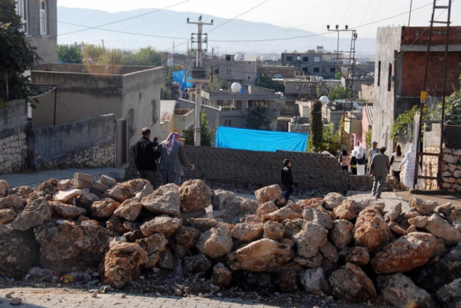 15-11/01/guneydoguda-hendek-ve-barikatlar-arasinda-sakin-secim_9728_dhaphoto38