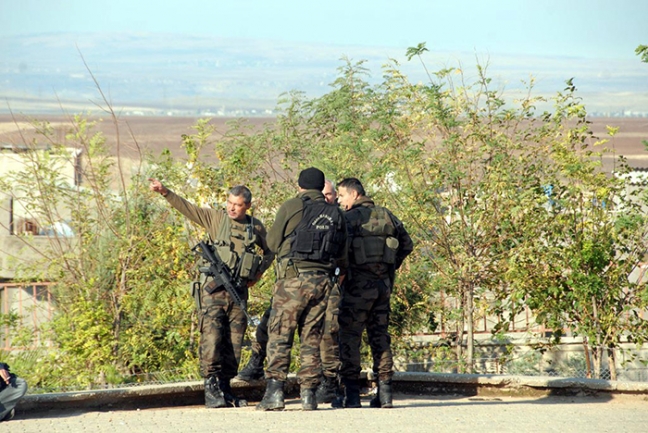 15-11/01/guneydoguda-hendek-ve-barikatlar-arasinda-sakin-secim_9728_dhaphoto39