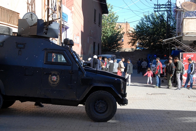 15-11/01/guneydoguda-hendek-ve-barikatlar-arasinda-sakin-secim_9728_dhaphoto4