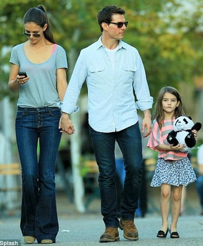 15-11/02/tom-cruise-katie-holmes-suri-cruise-2011
