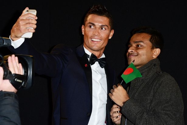 15-11/11/cristiano-ronaldo-takes-a-selfie-with-a-fan-at-the-world-premiere-of-ronaldo-1