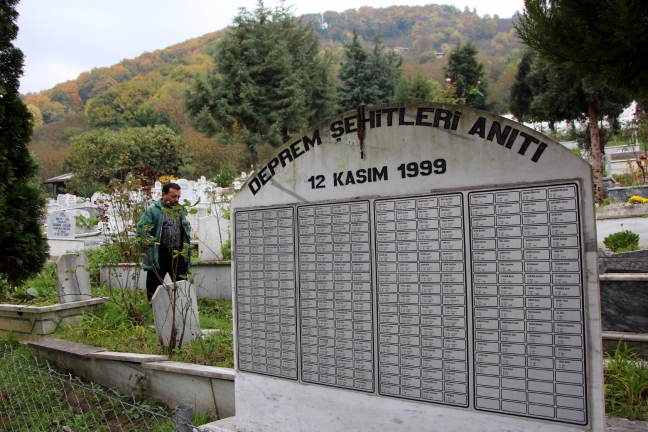 15-11/12/12-kasim-depreminin-16nci-yil-donumunde-acilar-tazelendi_7843_dhaphoto4